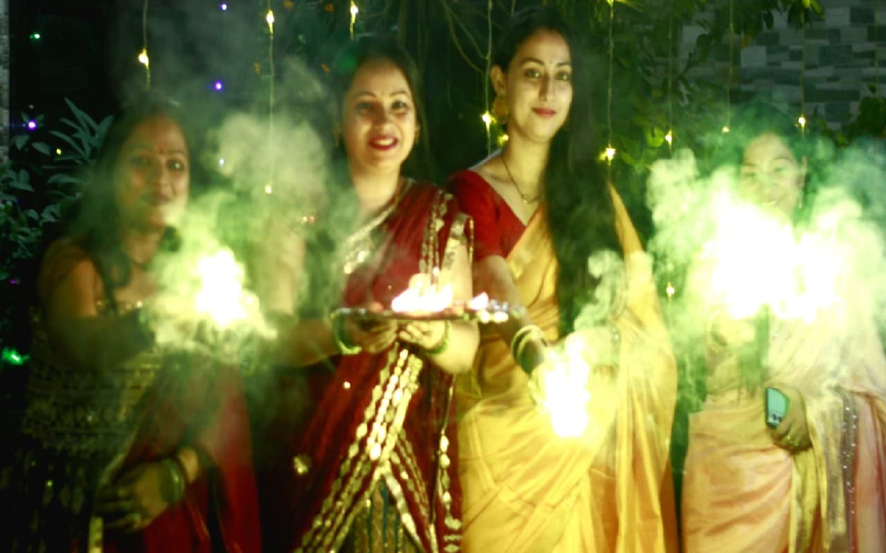 Diwali 2022: देशभर में धूमधाम से मनी दीपावली, उत्साह और खुशी से खिले चेहरे, देखें तस्वीर