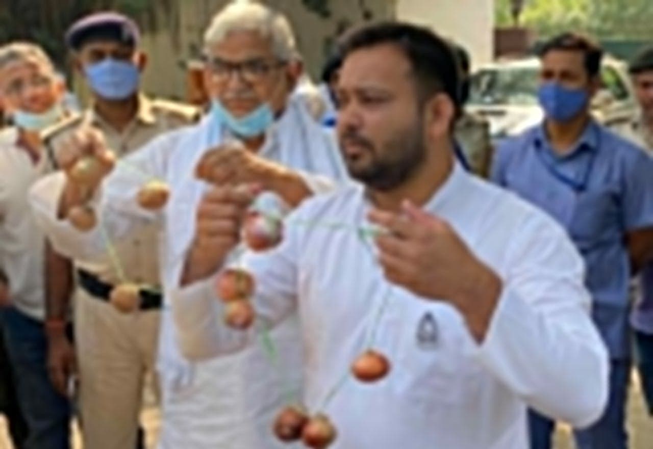 Bihar Chunav 2020, Onion Price : प्याज की माला लेकर तेजस्वी ने मोदी सरकार को घेरा, कहा- ‘गरीबों की बात करें सरकार’