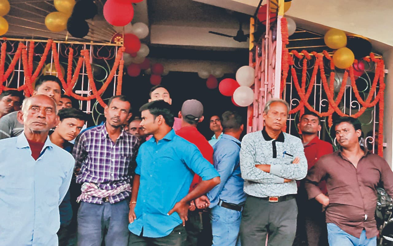 निरसा के ओंकार बाबा पर पहले भी लगते रहे हैं आरोप, पीड़िता ने पुलिस और विधायक के सामने बयां किया दर्द