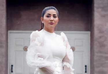 सपना चौधरी व्हाइट टॉप और स्कर्ट में दिखीं बेहद स्टनिंग, कैप्शन ने खींचा फैंस का ध्यान