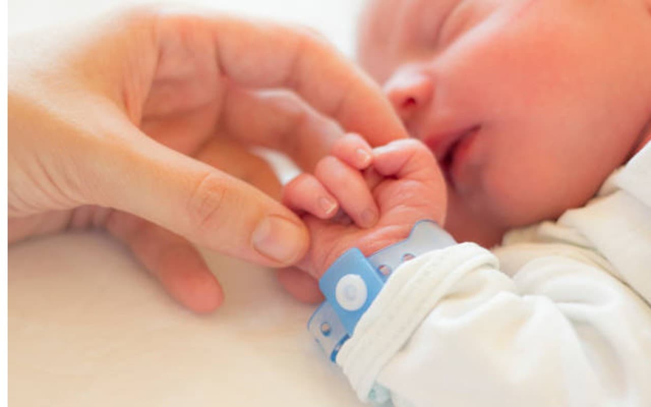 लड़की पैदा होने पर ये डॉक्टर नहीं लेते फीस, जानें क्या है इसके पीछे की वजह