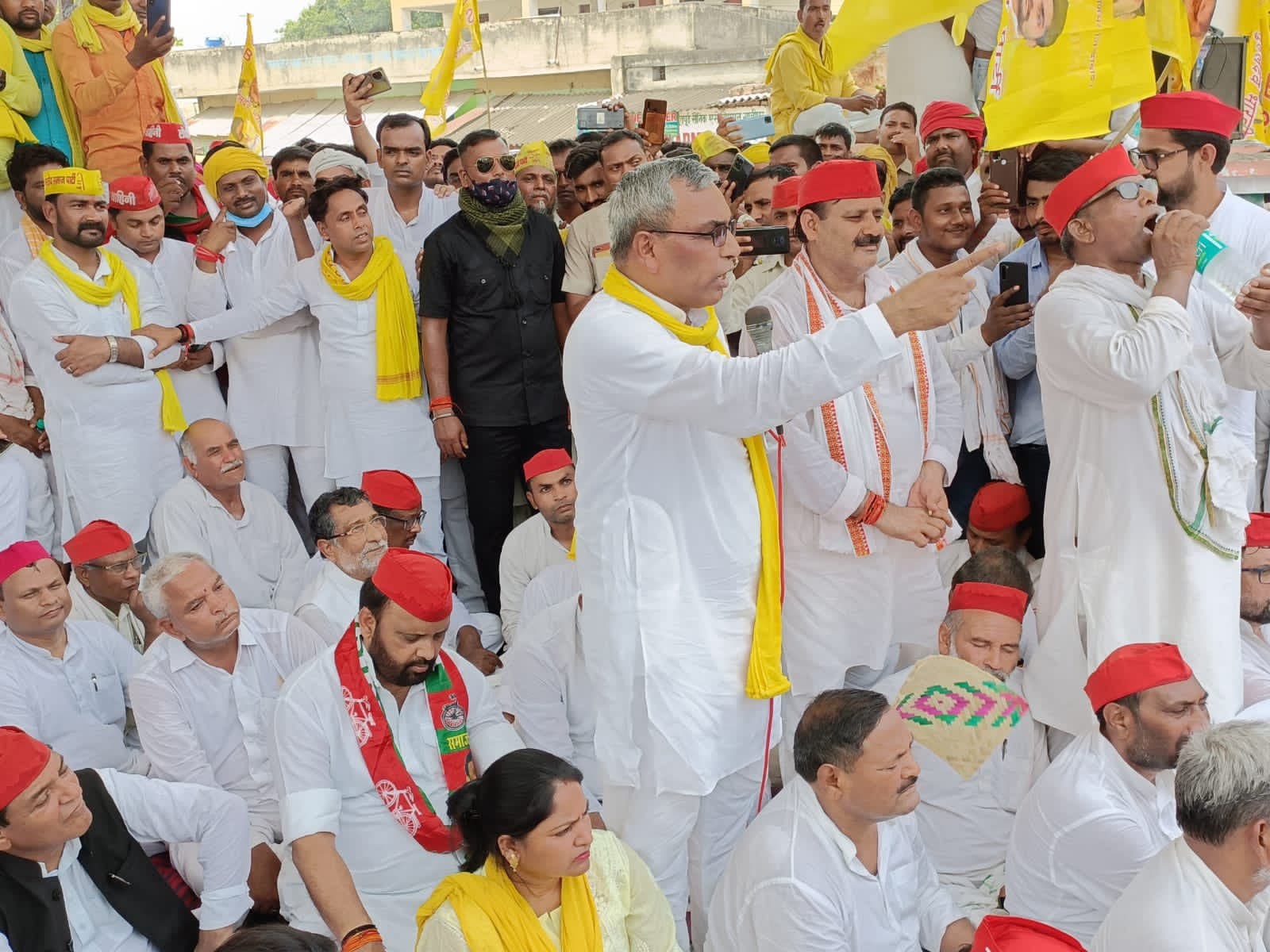 UP: सपा के कई वरिष्ठ नेताओं के साथ धरने पर बैठे ओम प्रकाश राजभर, जानिए क्या है पूरा मामला