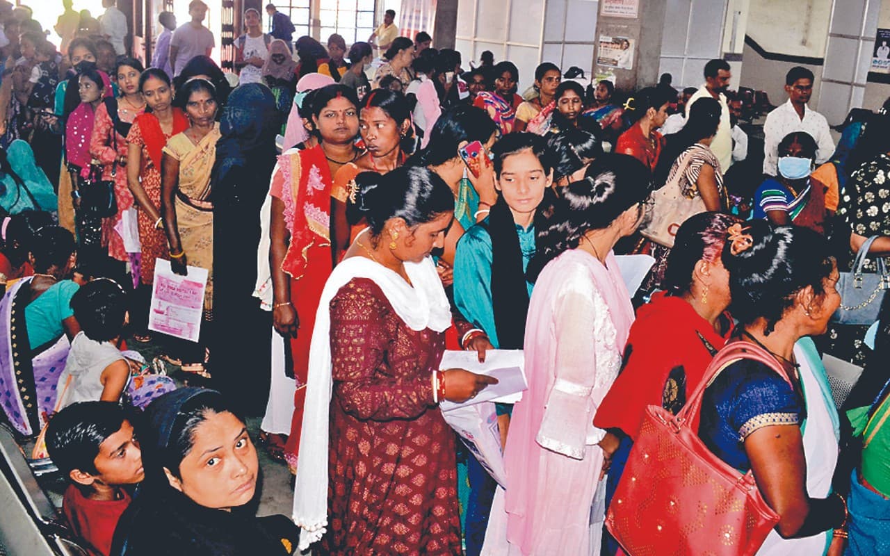 धनबाद के SNMMCH में चरमराई चिकित्सा व्यवस्था, बगैर इलाज के लौटें कई मरीज