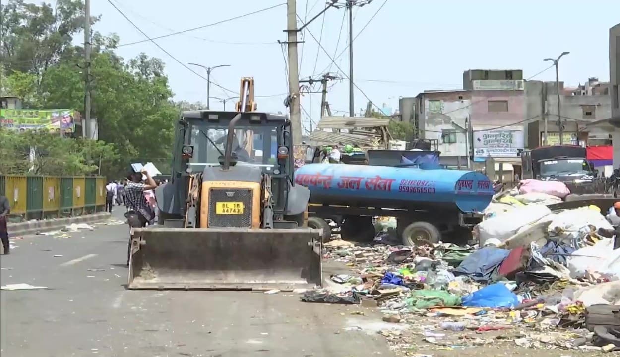 जहांगीरपुरी में एमसीडी के 'ऑपरेशन बुलडोजर' पर सियासत शुरू, विपक्षी दलों के आरोप को नकवी ने किया खारिज