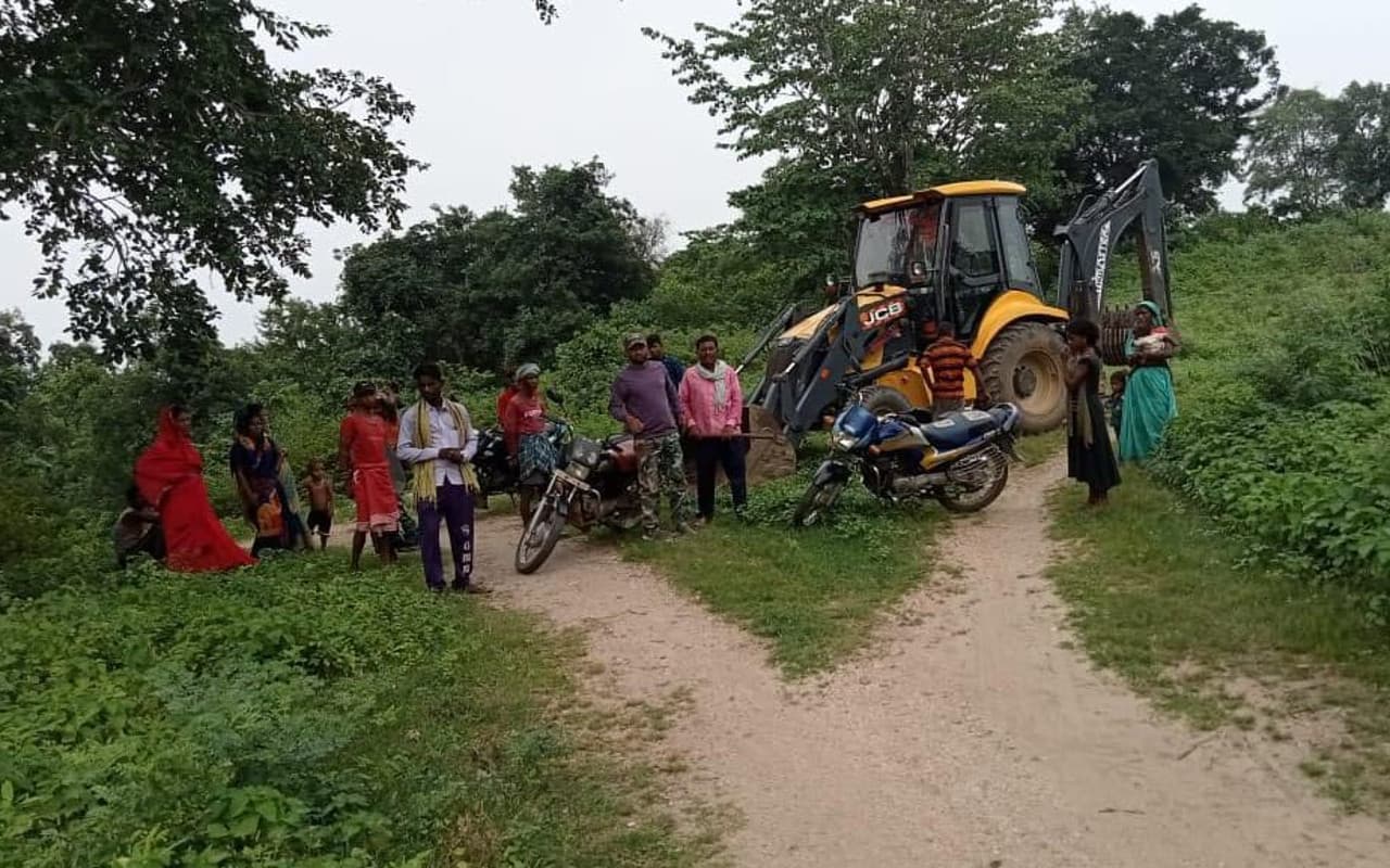 Jharkhand Crime News: हजारीबाग के चौपारण में अफीम तस्करों का बढ़ा मन, जब्त JCB को लेकर हुआ फरार