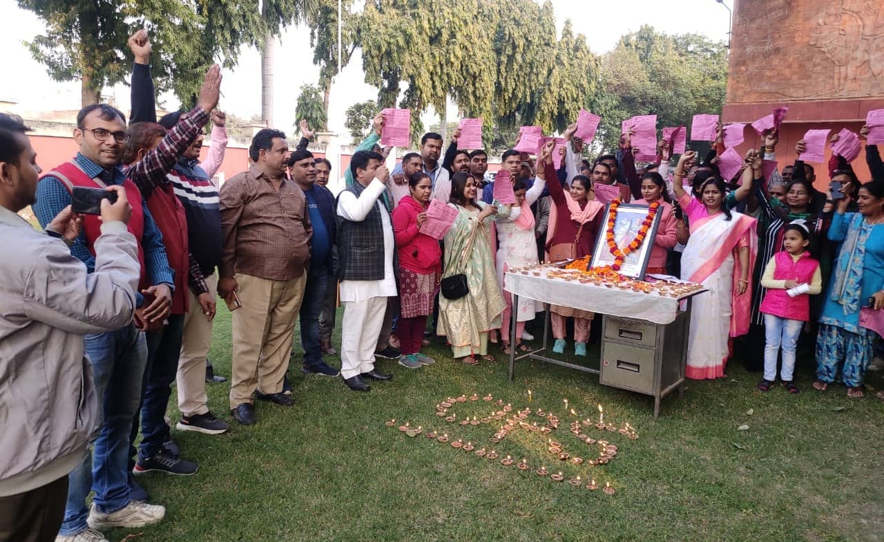 NMOPS: पुरानी पेंशन बहाली के लिये दीपदान करके लिया संकल्प, रानी लक्ष्मीबाई की जयंती पर आयोजन