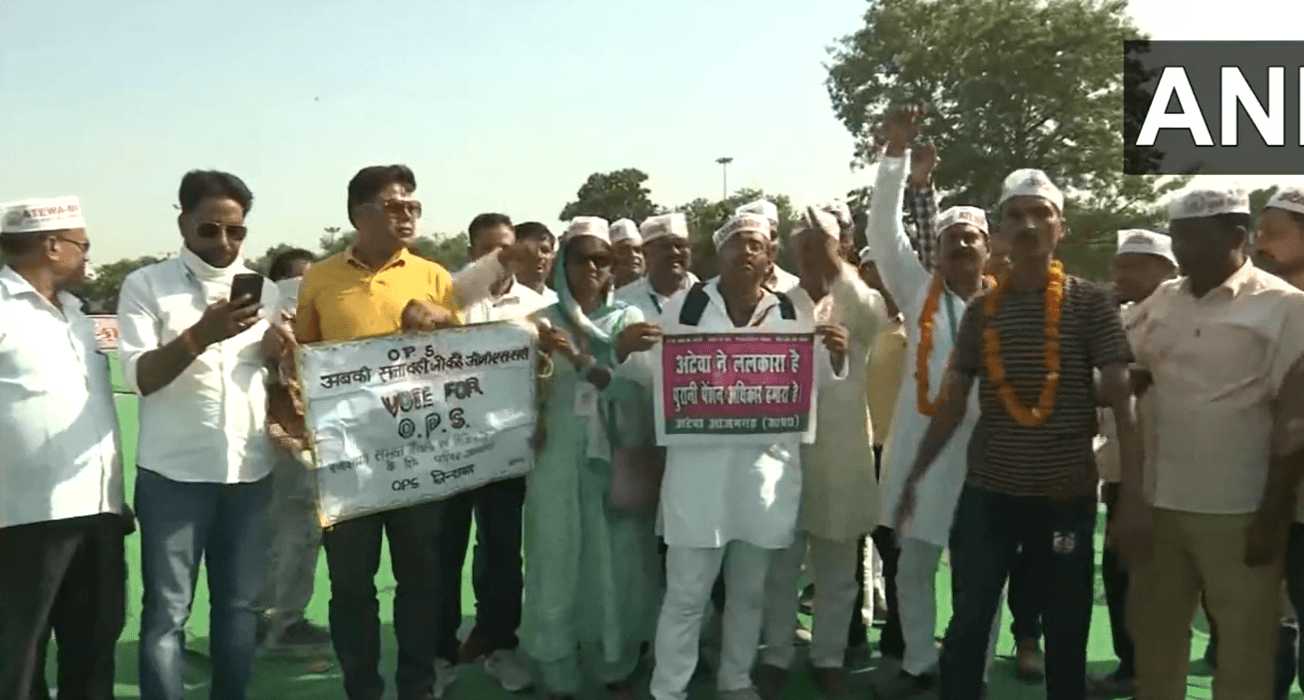 रामलीला मैदान में पुरानी पेंशन योजना को लेकर जोरदार प्रदर्शन, देशभर से आये लोगों ने की फिर बहाल करने की मांग