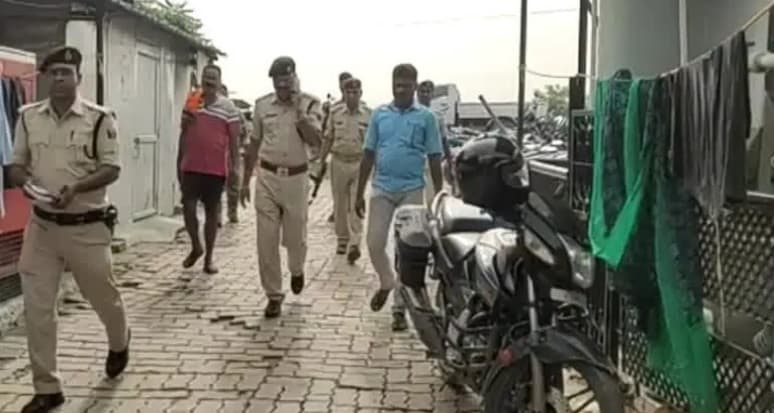 मोतिहारी में आर्थिक तंगी से परेशान दंपति के बीच चाकूबाजी, पत्नी की मौत
