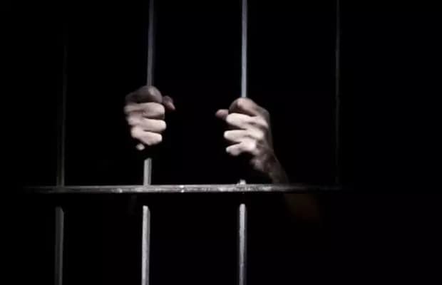 UP : खिड़की तोड़ भाग निकले 14 बंदी, तलाश में जुटी पुलिस UP : खिड़की तोड़ भाग निकले 14 बंदी, तलाश में जुटी पुलिस