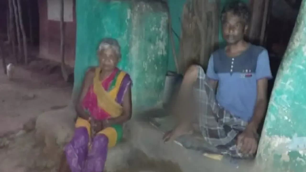 Odisha News: बेटे के इलाज के लिए मां ने गिरवी रखा राशन और पेंशन कार्ड, दर-दर भटकने को है मजबूर