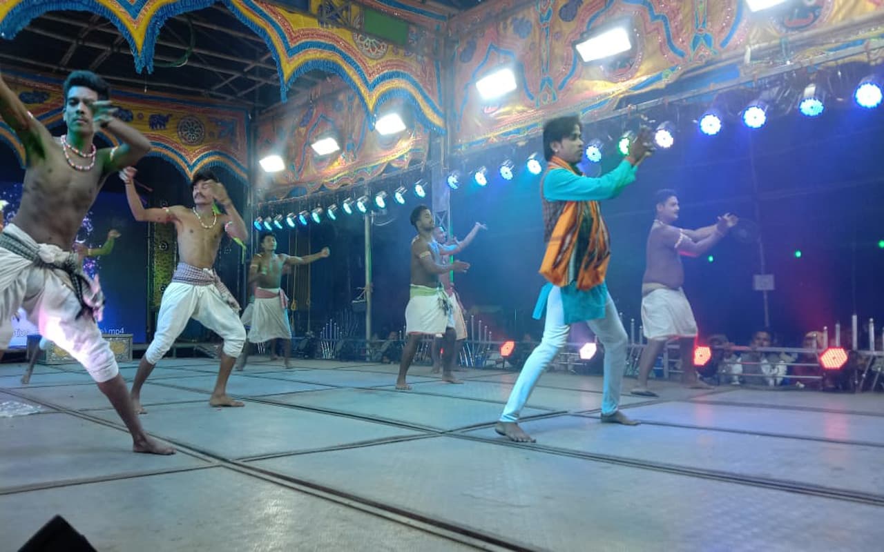 खरसावां में ओड़िया कलाकारों ने बांधा समां, विधायक बोले- हमारी संस्कृति के अभिन्न अंग हैं नाट्य संस्थाएं