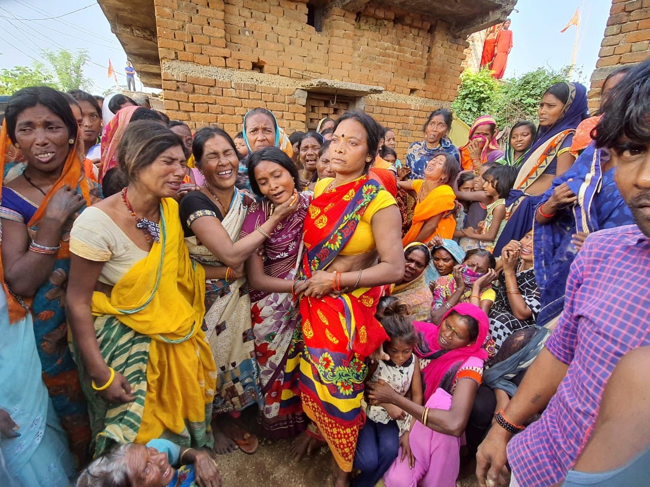 गोवा में मरे बोकारो के मजदूर रामदेव तुरी का शव पहुंचा गांव, कई बड़े नेता भी अंतिम दर्शन में हुए शामिल