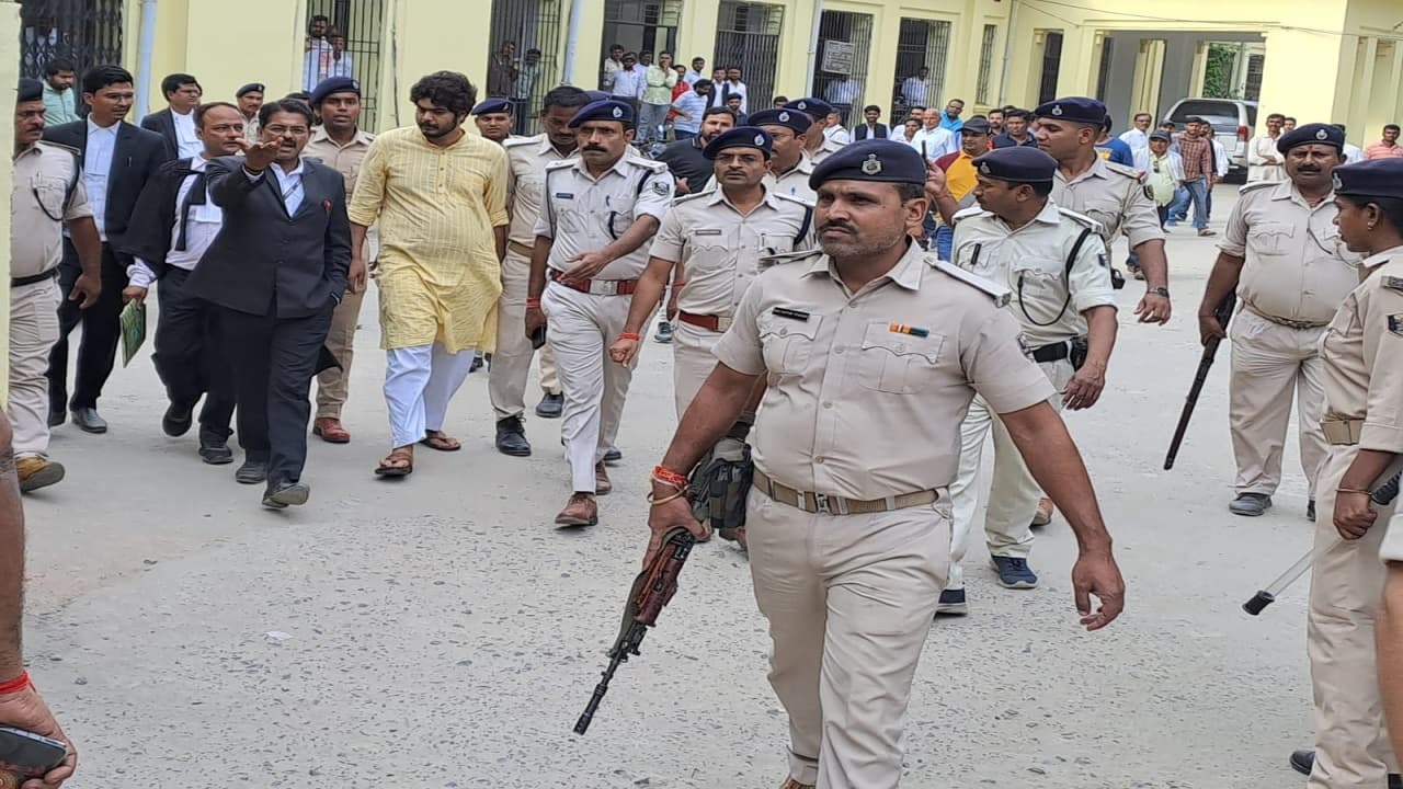 PHOTOS: अपने पिता शहाबुद्दीन जैसी है ओसामा की हनक, जेल से निकले तो एक जैसा दिखा नजारा, देखें तस्वीरें..