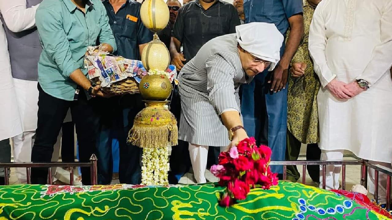 AIMIM नेता अकबरुद्दीन ओवैसी ने औरंगजेब की कब्र पर चढ़ाया चादर, राजनीतिक दलों ने घेरा