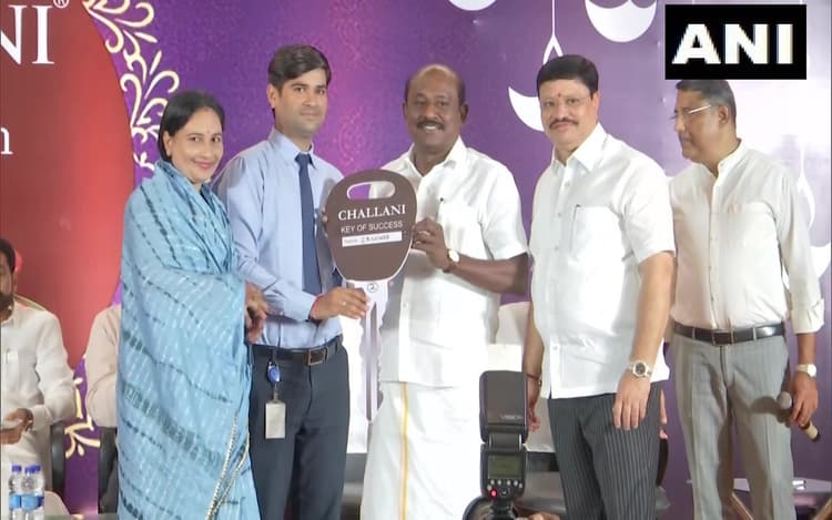 Chennai: मालिक ने अपने कर्मचारियों को दिवाली पर गिफ्ट की कार और बाइक, जानिए पूरा मामला