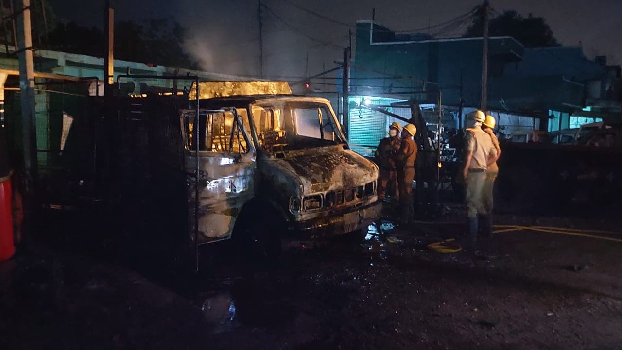 ऑक्सीजन सिलिंडर लदे वाहन में ब्लास्ट, चालक की मौत, खलासी की हालत गंभीर