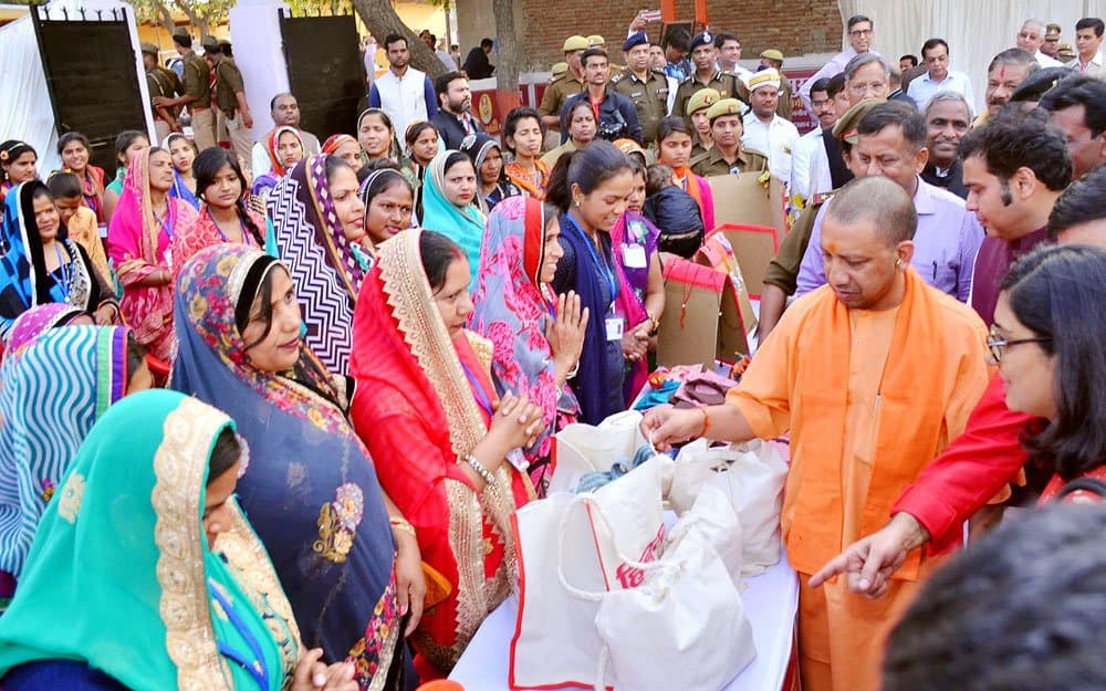 UP News: आत्मनिर्भरता की राह चली आधी आबादी, योगी सरकार 15 लाख महिलाओं को ऐसे बनाएगी लखपति