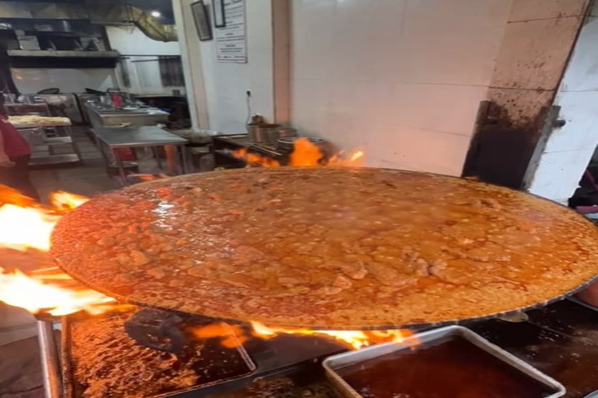 Chicken Changezi In Delhi: 400 किलो चिकन चंगेजी एकसाथ पकता है इस ढाबे में, उंगलियां चाटते रह जाएंगे