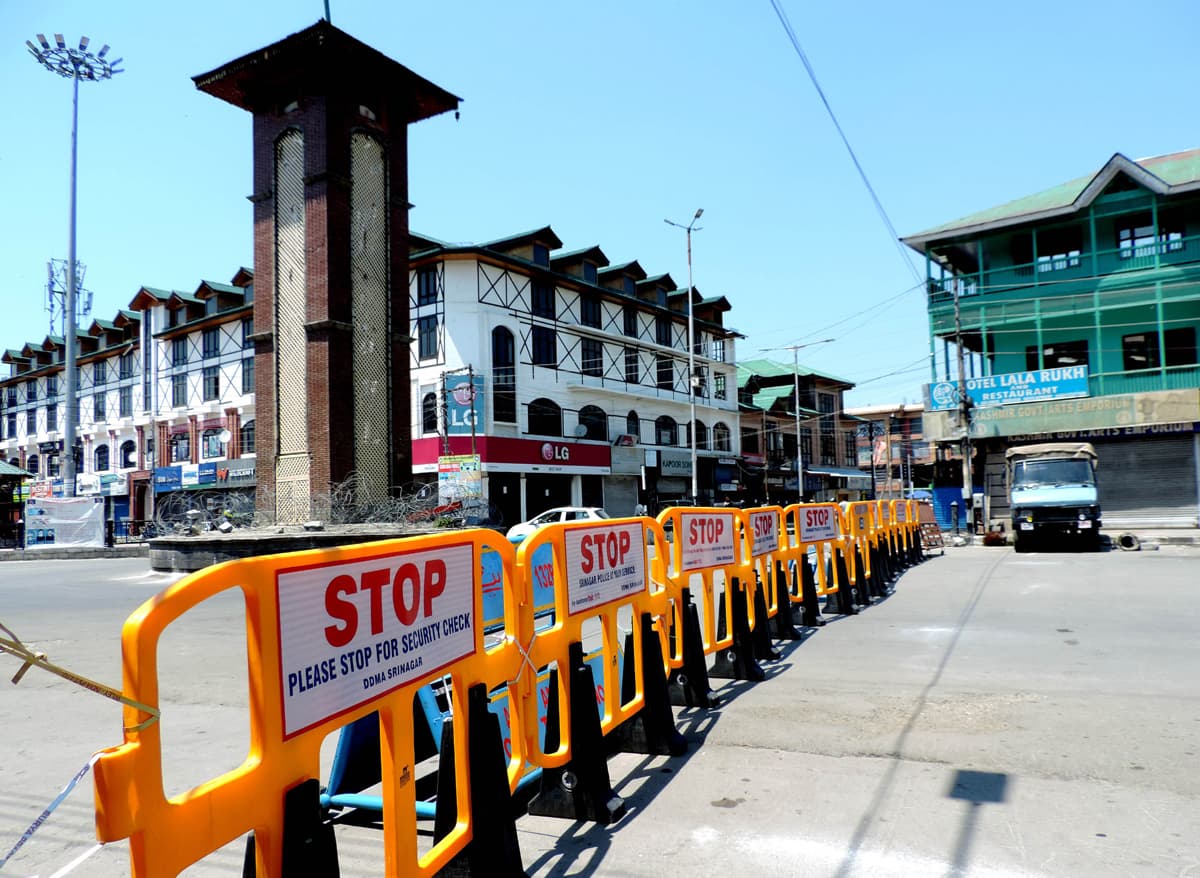 रणवीर सिंह ने पहना सस्ता हुडी, तो दीपिका ने कैरी किया 2 लाख का हैंडबैग