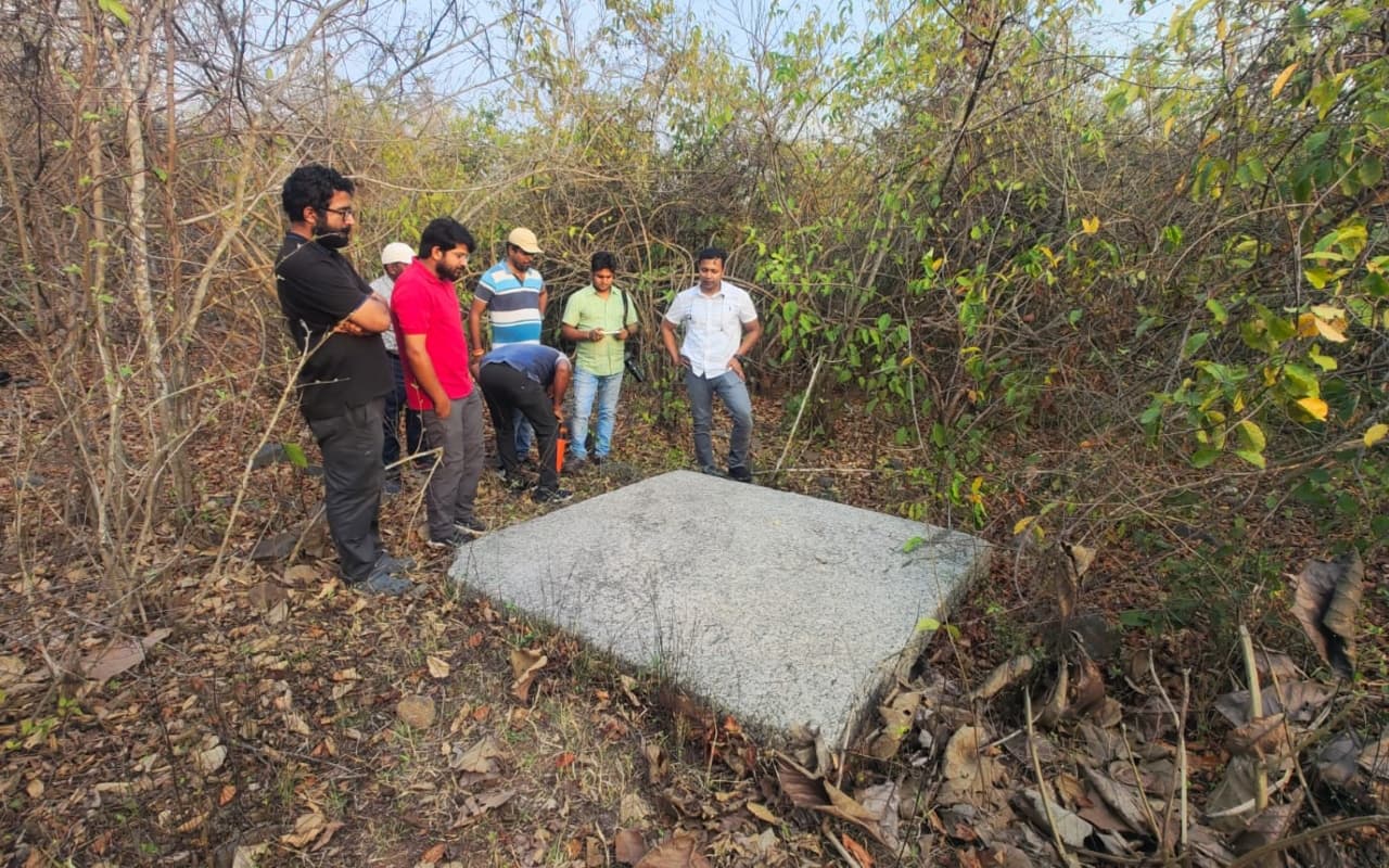 विश्व धरोहर दिवस 2023: पलामू किला की झाड़ी में मिला सफेद पत्थर का विशाल पीढ़ा, इसी पर बैठते थे राजा मेदिनीराय!