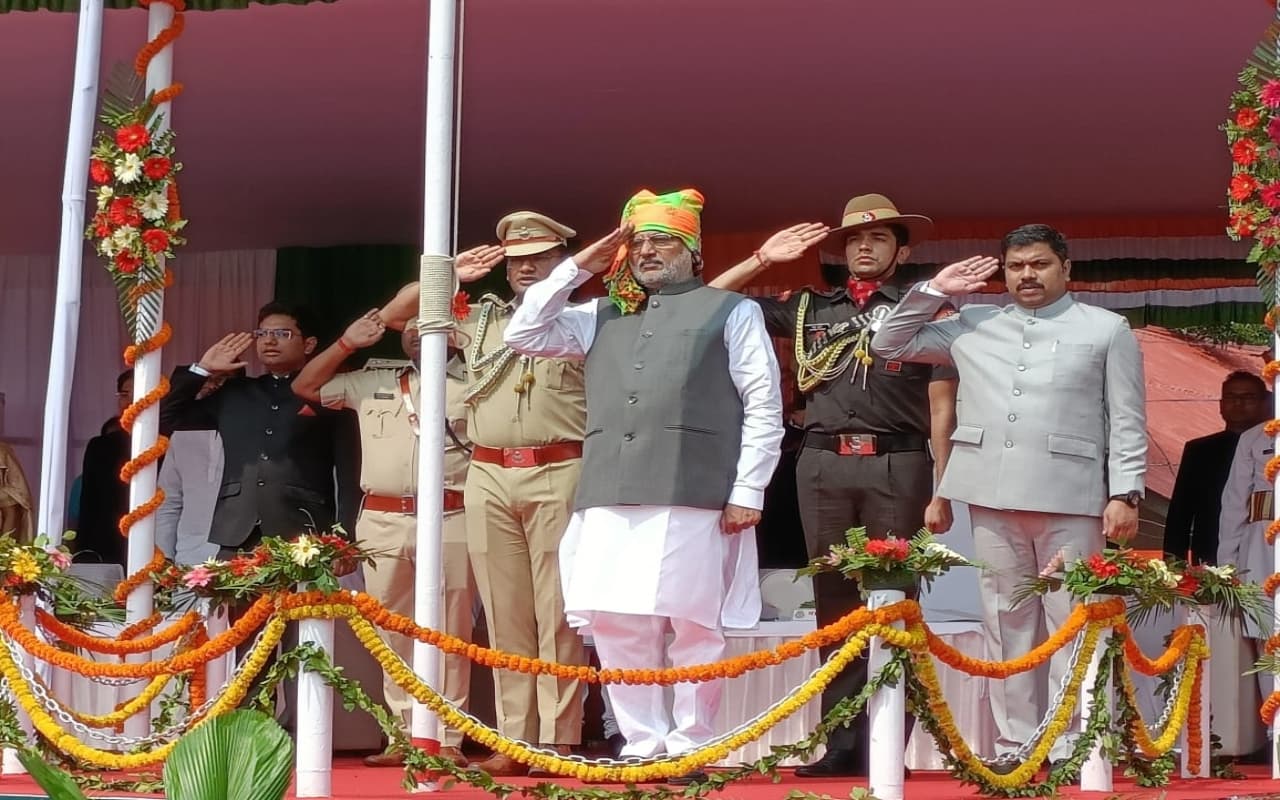 PHOTOS: झारखंड के राज्यपाल ने दुमका में किया ध्वजारोहण, कहा- संताल परगना में हुई है विकास की गति तेज