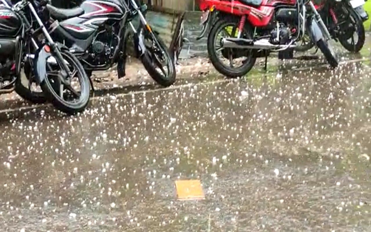 दुमका में हुई झमाझम बारिश, ओलावृष्टि का लोगों ने ऐसे उठाया लुत्फ, देखें तस्वीरें