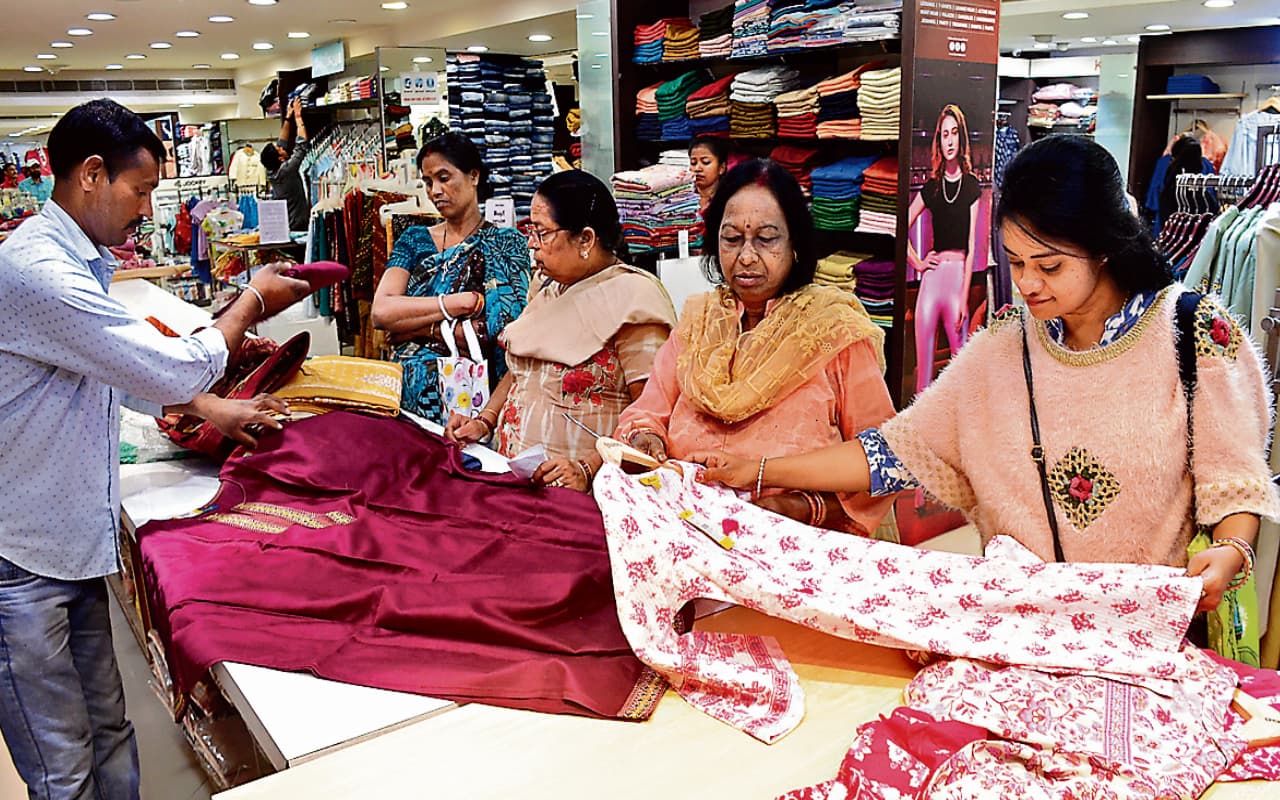 Holi 2023: रांची के बाजारों में चढ़ा होली का रंग, बच्चों से लेकर बड़ों तक के लिए उपलब्ध है लेटेस्ट कलेक्शन