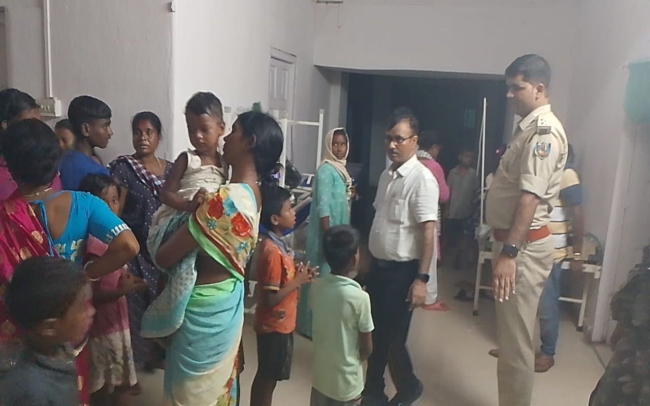 पाकुड़ के हॉस्टल में जहरीला खाना खाने से 100 से अधिक बच्चे बीमार, बच्चे की थाली में मिली थी मरी हुई छिपकली