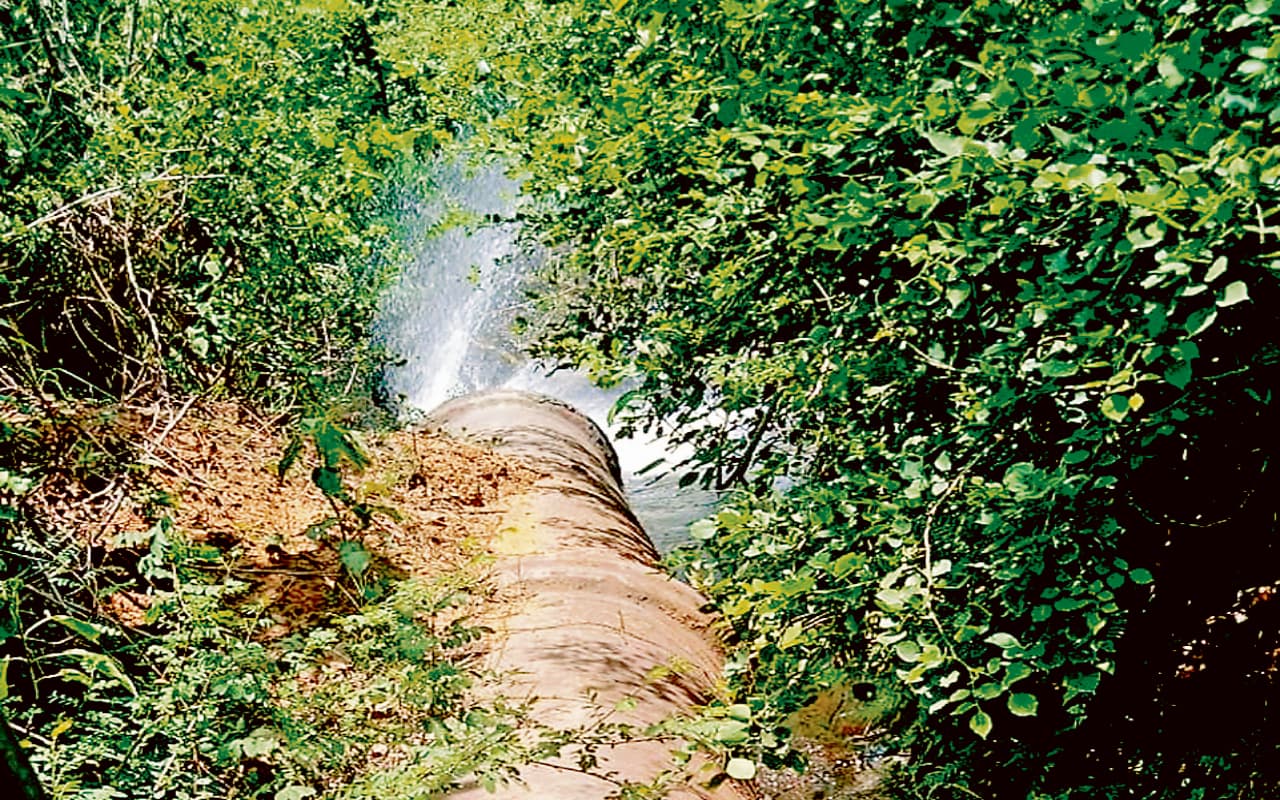 धनबाद : एक तरफ पानी की बर्बादी, दूसरी ओर प्यासी है आबादी