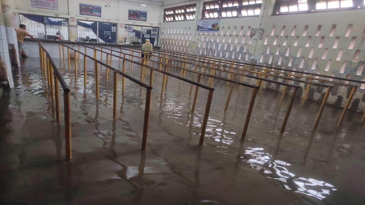 बिहार: बारिश से DMCH परिसर में जलजमाव, मरीज और परिजनों को हो रही परेशानी, देखें हैरान कर देने वाली तस्वीरें..