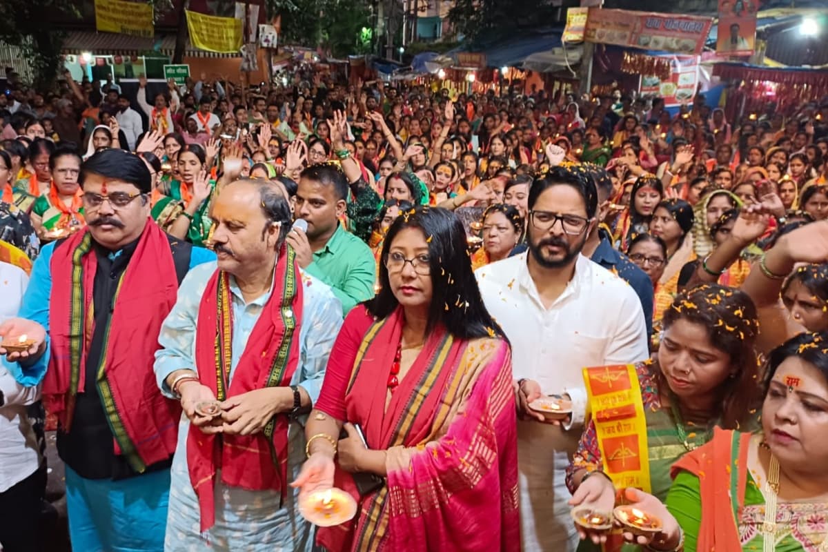 PHOTOS: सावन की आखिरी सोमवारी को हरी साड़ी पहनीं 501 महिलाओं ने ऐसे की रांची के पहाड़ी बाबा की भव्य महाआरती