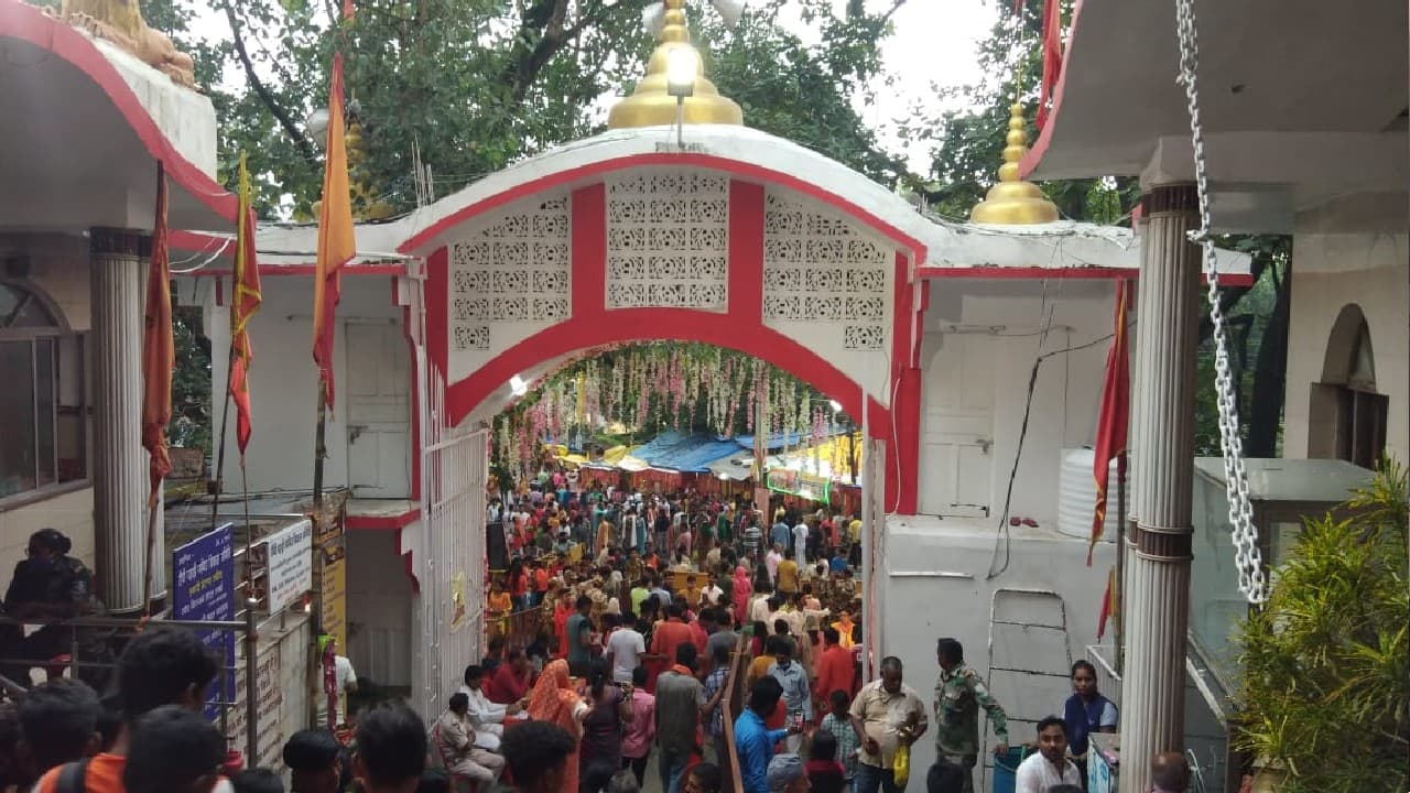 पहाड़ी मंदिर में हजारों भक्तों ने किया जलाभिषेक