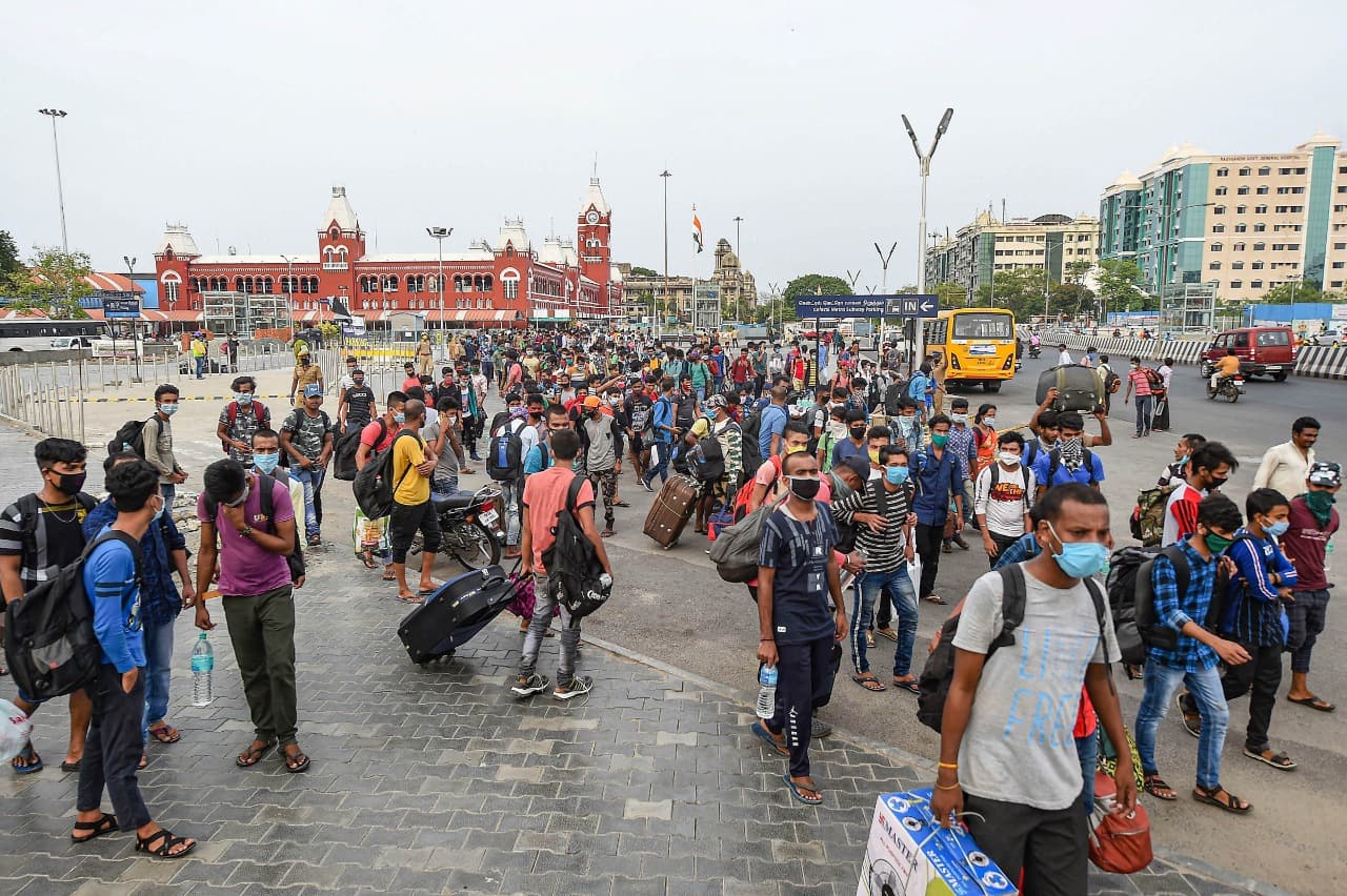 श्रमिक स्पेशल ट्रेनें चलने के बावजूद कई लोग पैदल चलने को हैं मजबूर, तस्वीरों को देख कर समझे दर्द