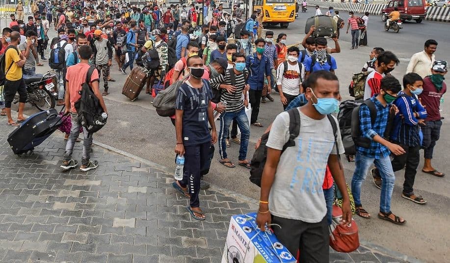 कोरोनवायरस महामारी के कारण भारत में मध्यम वर्ग की श्रेणी से बाहर हुए करीब 32 लाख लोग : प्यू रिसर्च सेंटर