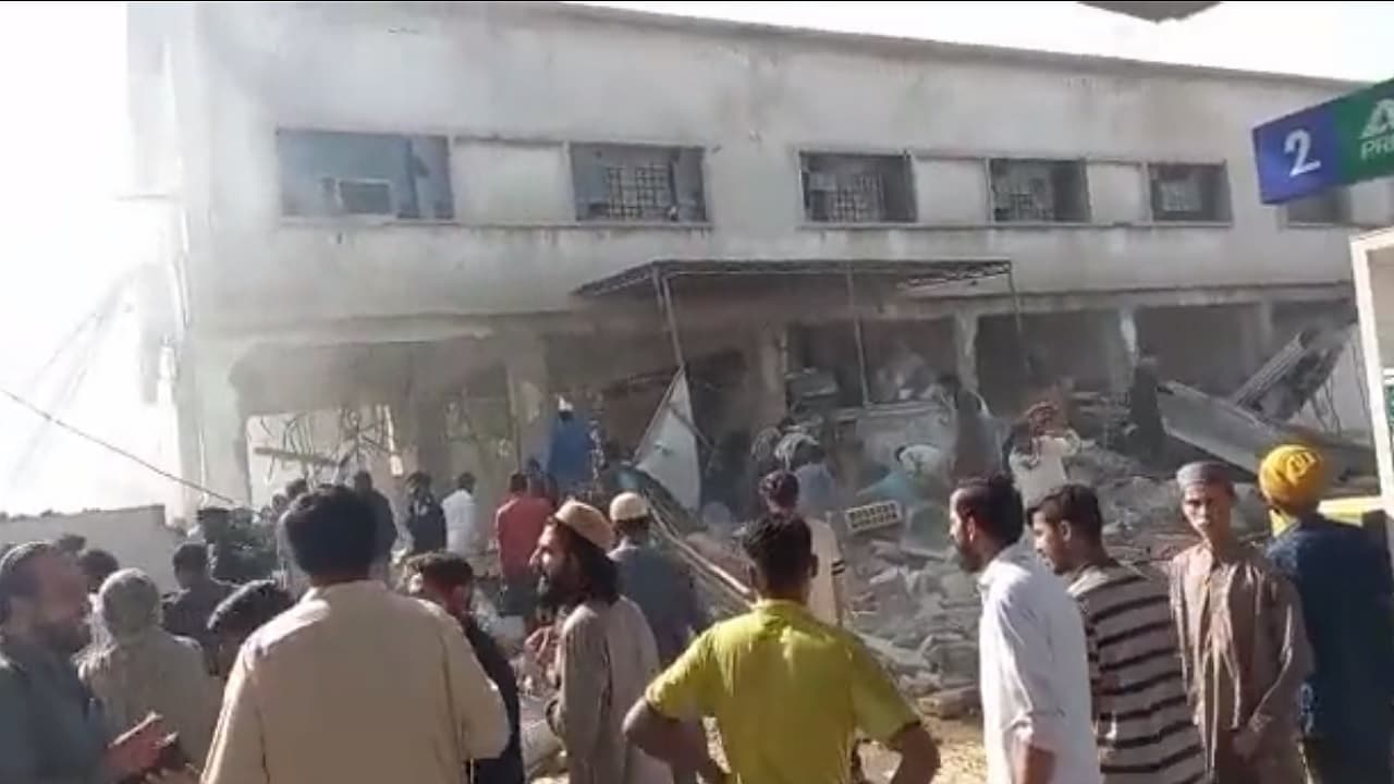 पाकिस्तान: कराची में इमारत में विस्फोट, 10 की मौत, कई घायल