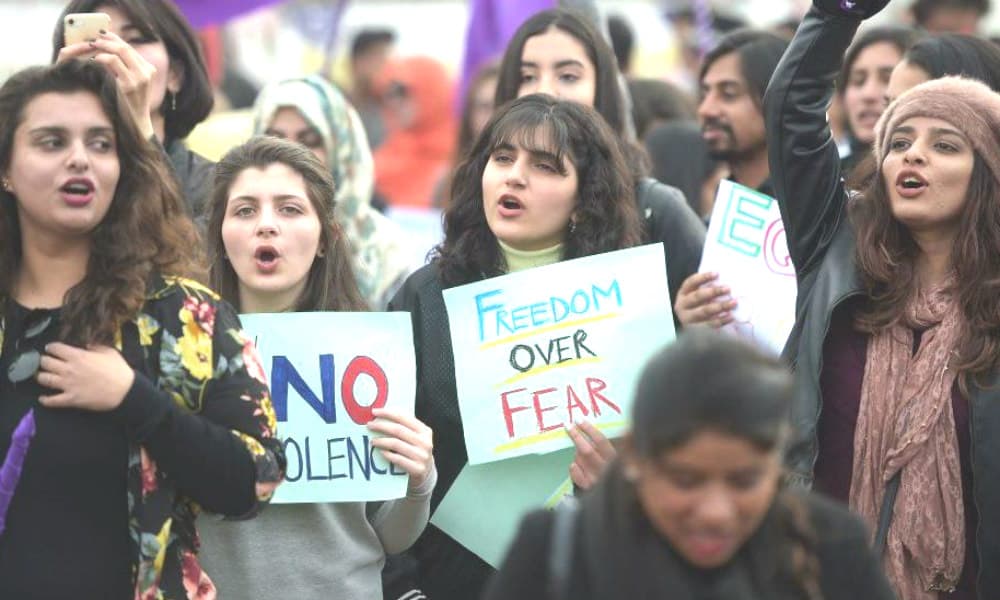 कार से खींचकर विदेशी महिला से सामूहिक दुष्कर्म, पाकिस्तानी महिलाओं ने मांगी ‘आजादी’