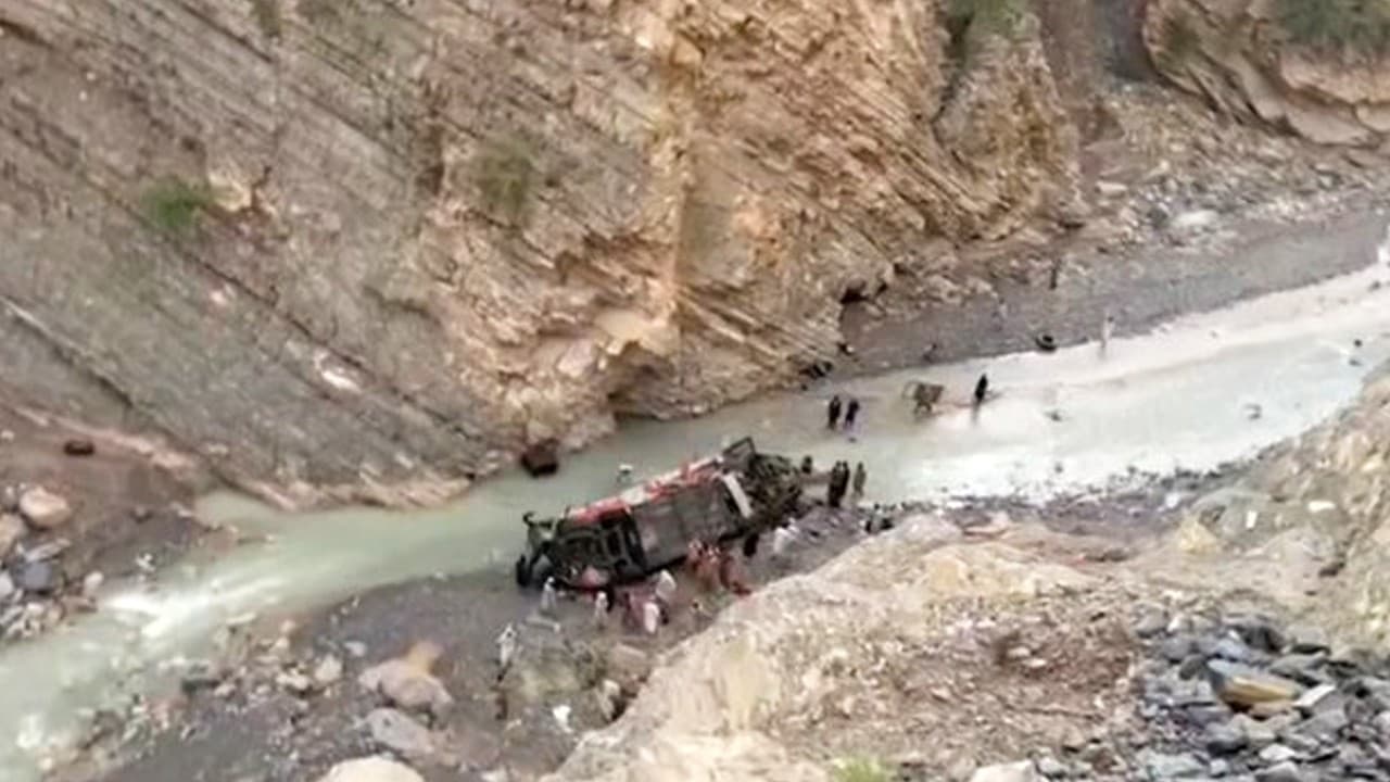 Pakistan News: दक्षिण पश्चिम पाकिस्तान में बस खाई में गिरी, 19 लोगों की मौत