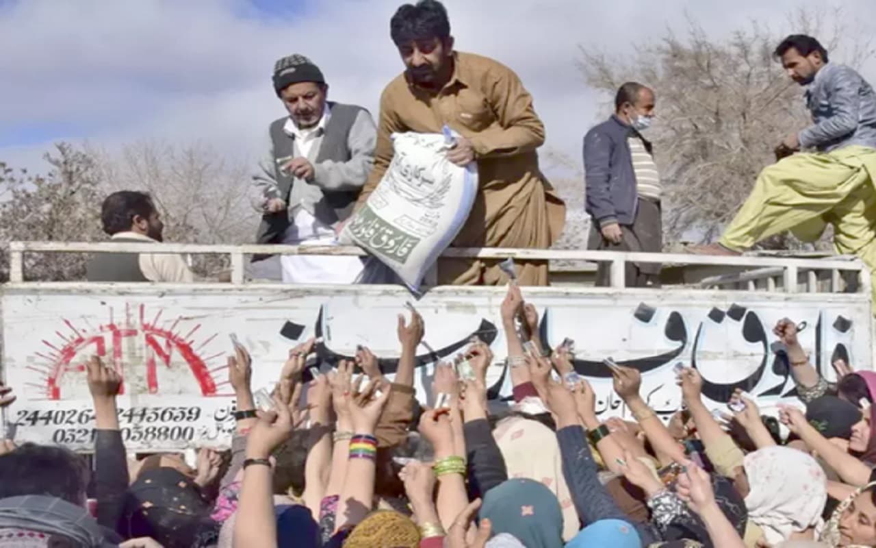 PakistanEconomicCrisis: पाकिस्तान ने मानी IMF की एक और शर्त, ब्याज दर 200 बेसिस प्वाइंट बढ़ाने को राजी