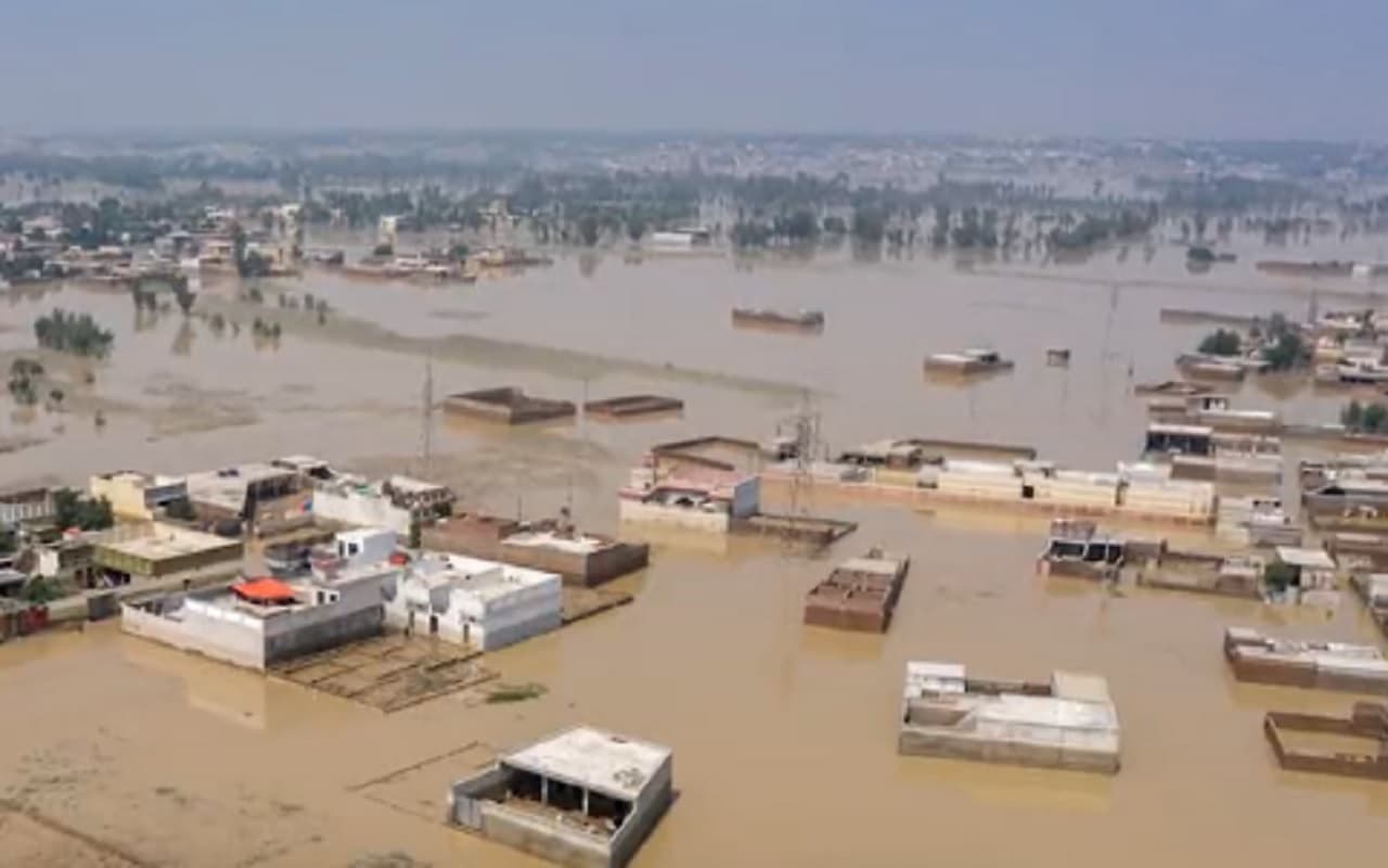 Pakistan Flood: पाकिस्तान में हिंदू समुदाय ने बाढ़ पीड़ितों के लिए खोला मंदिर का दरवाजा