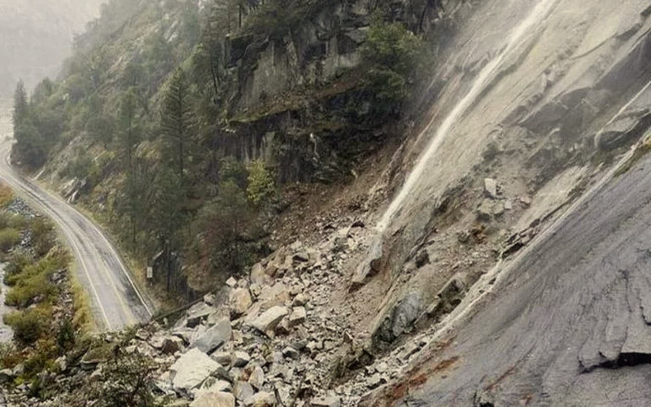 पाकिस्तान में भीषण भूस्खलन, कई ट्रक हुई जमींदोज, बचाव कार्य जारी