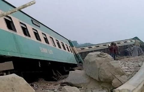 Train Accident in Pakistan : पाकिस्तान में दो ट्रेनों के बीच टक्कर, 30 की मौत, ट्रेन में फंसे बहुत से यात्री, मचा हड़कंप