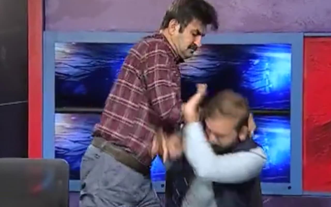 Viral Video : पाकिस्तान में लाइव टीवी पर जब चलने लगे लात-घूंसे, देखें ये वायरल वीडियो