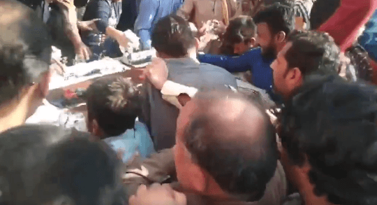 VIDEO: पाकिस्तान में जब केक खाने के लिए छिड़ी जंग, ऐसी मची लूट की मंत्री को भी पड़ा भागना