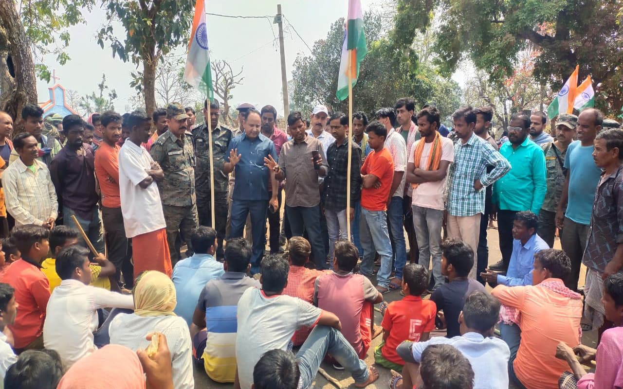 झारखंड : तिलका मांझी की प्रतिमा क्षतिग्रस्त करने के विरोध में पाकुड़ के सिंगारसी-अमड़ापाड़ा रोड घंटों जाम