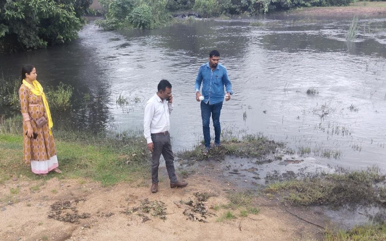 पाकुड़ की बांसलोई नदी में कोल माइंस का पानी छोड़े जाने के मामलें में पहुंची जांच टीम, किया मुआयना