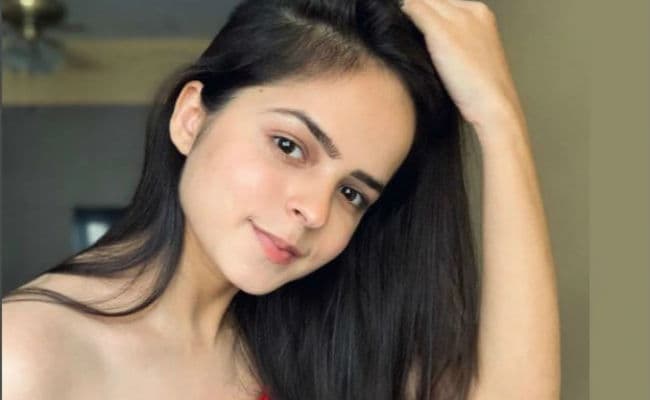 Taarak Mehta Ka Ooltah Chashmah : सोनू भिड़े ने व्‍हाइट ड्रेस में शेयर की ये ग्‍लैमरस PHOTO, फैंस बोले- कोई ऑनलाइन हो तो...