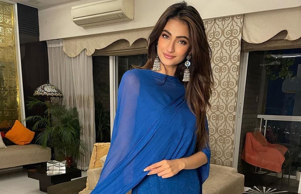 Palak Tiwari Photos: पलक तिवारी का ब्लू आउटफिट में देसी अंदाज, फैंस बोले- इतना खूबसूरत होना गलत बात