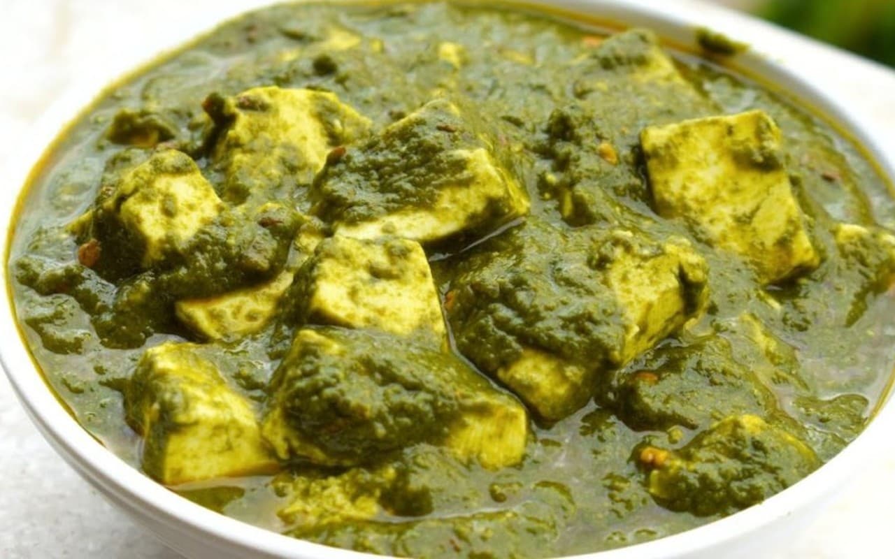 Palak Paneer Recipe: मेहमानों के लिए बनाएं स्वादिष्ट पालक पनीर, आसान रेसिपी के साथ जानें कैसे
