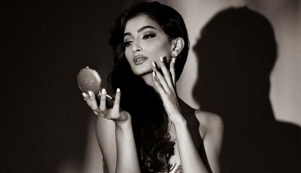 पलक तिवारी ने ऑफ शोल्डर ड्रेस में कराया लेटेस्ट फोटोशूट, खुद को इस अंदाज में शीशे में निहारती दिखीं स्टारकिड