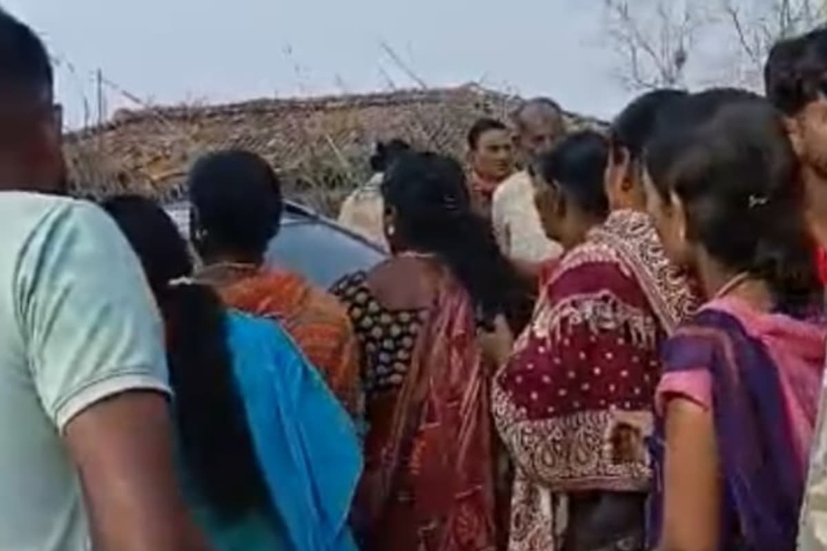 झारखंड: पलामू में आंगनबाड़ी सेविका के चयन में गड़बड़ी! सीडीपीओ की गाड़ी पर हमला, केस दर्ज